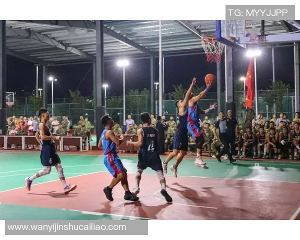 足球球星挑战篮球技巧展现别样风采脚踢篮球突破运动极限